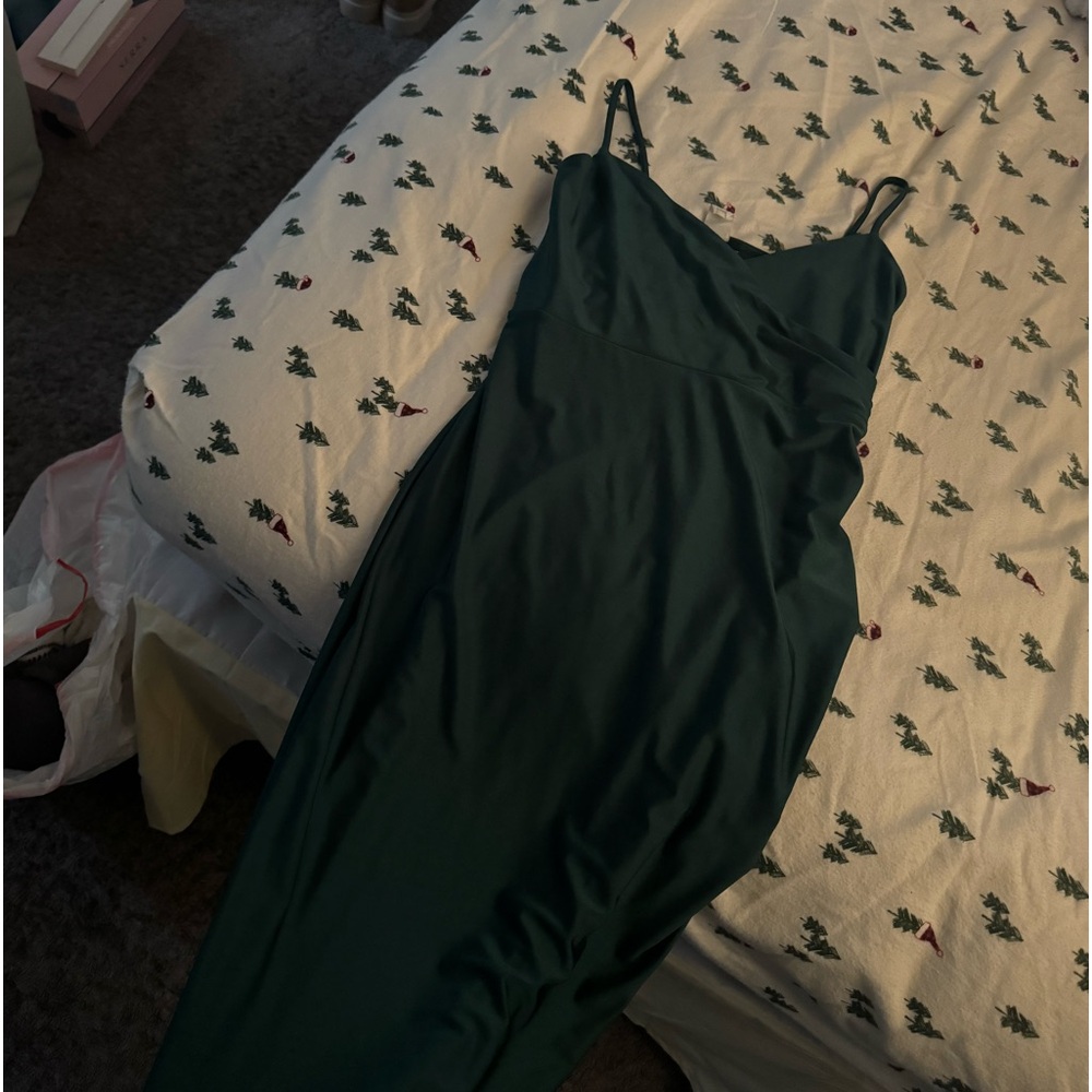 women’s emerald green dress